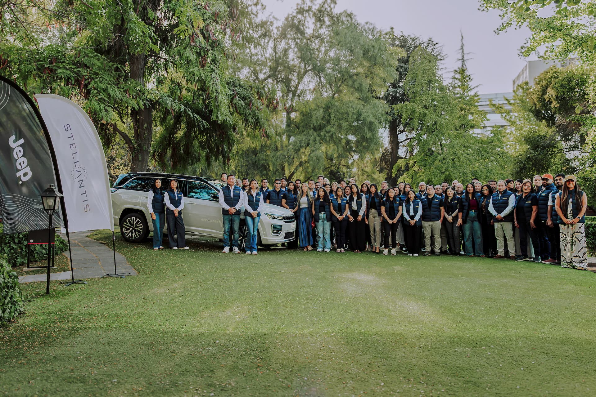 Formación Comercial Jeep Commander 3